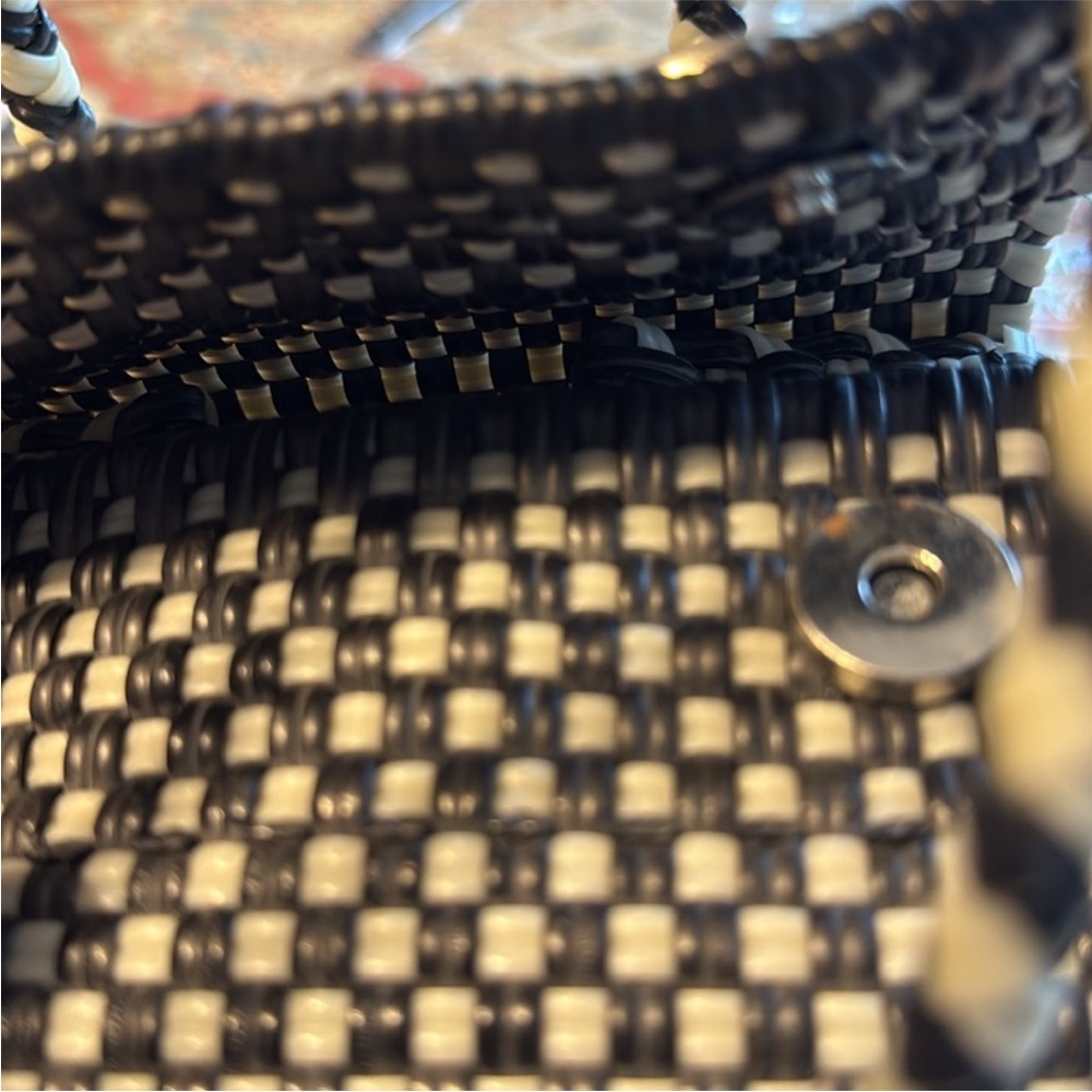 Stylish Black and White Woven Handbag - Picture 7 of 12